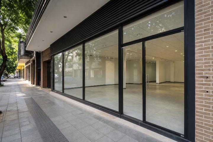 Local comercial sobre avenida en Asunción