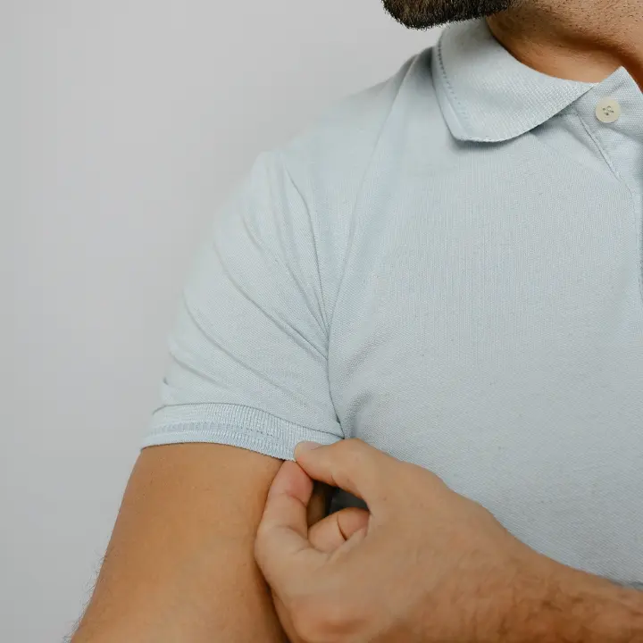 Remera Liberato Basics Cuello Polo Celeste