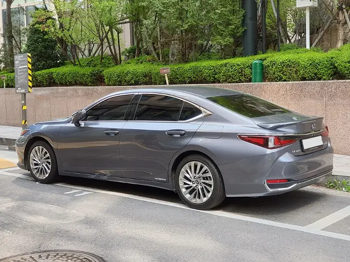 Lexus ES — fotografía real de referencia 4