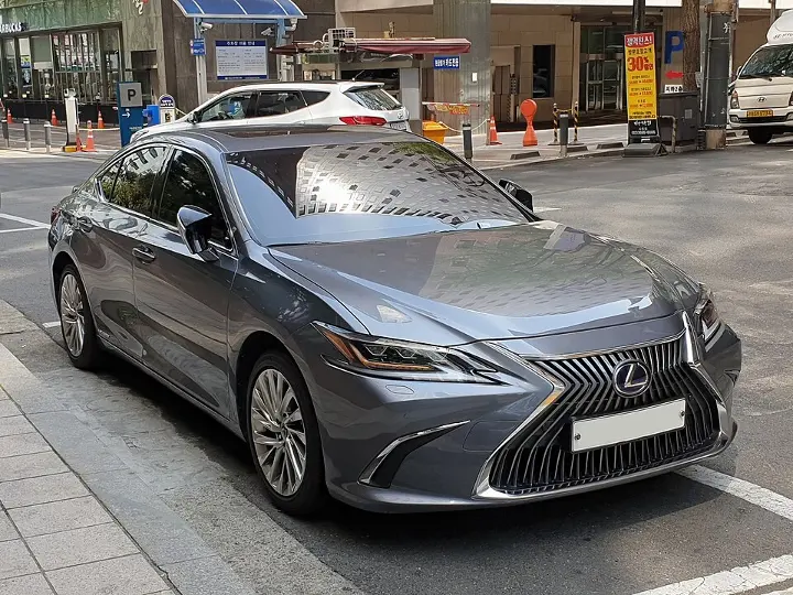 Lexus ES — fotografía real de referencia 1