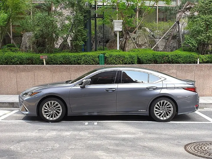 Lexus ES — fotografía real de referencia 3
