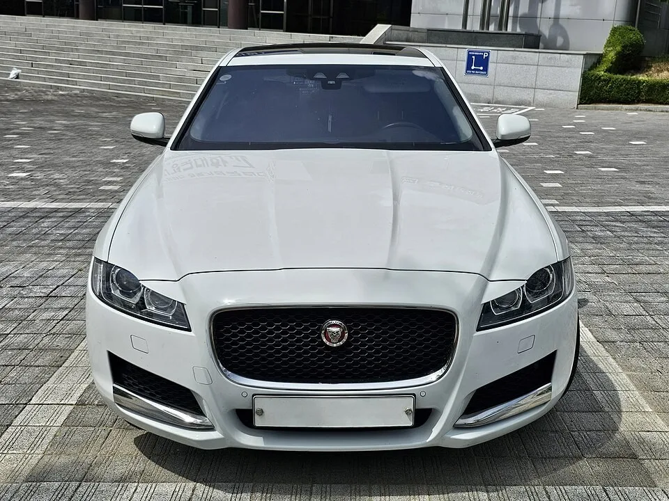 Jaguar XF — fotografía real de referencia 1
