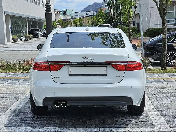 Jaguar XF — fotografía real de referencia 3