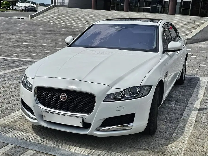 Jaguar XF — fotografía real de referencia 5