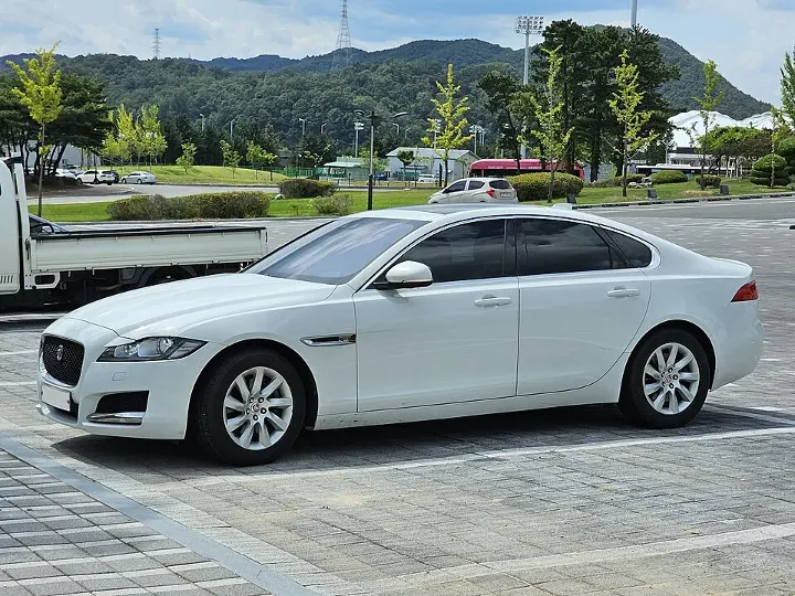 Jaguar XF — fotografía real de referencia 6
