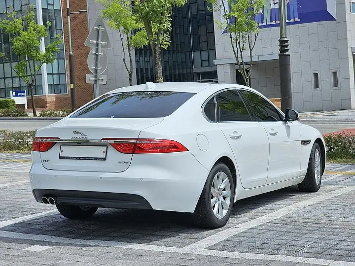 Jaguar XF — fotografía real de referencia 4