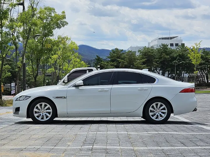 Jaguar XF — fotografía real de referencia 2