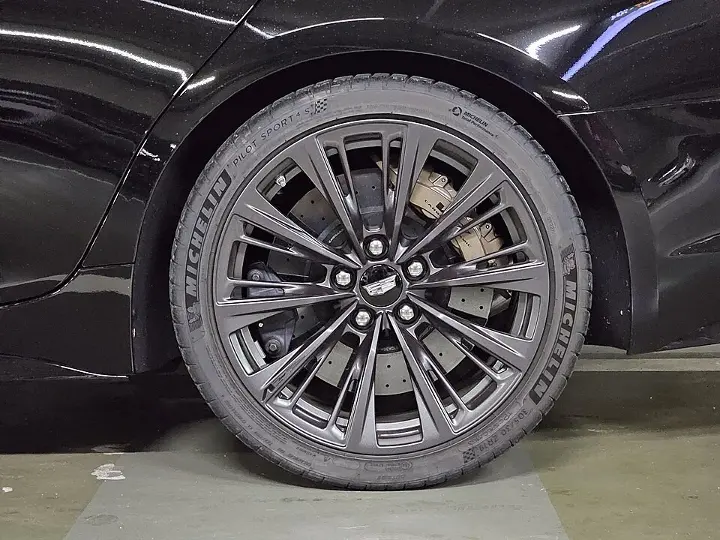 Cadillac CT5 — fotografía real de referencia 6
