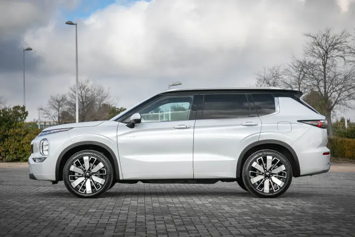 Mitsubishi Outlander — fotografía real de referencia 2