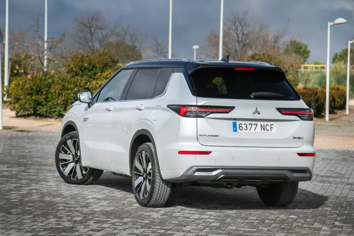 Mitsubishi Outlander — fotografía real de referencia 4