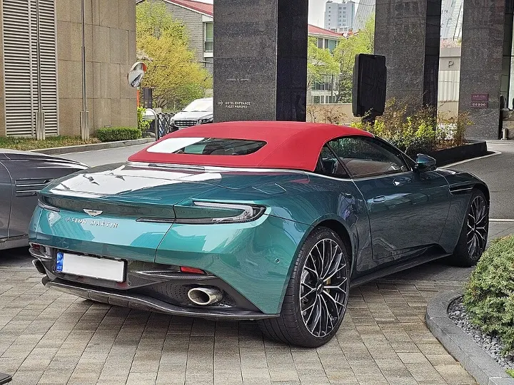 Aston Martin DB11 — fotografía real de referencia 3