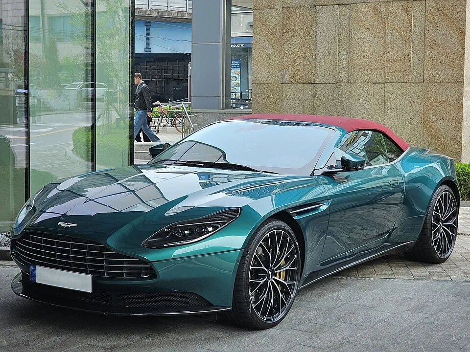 Aston Martin DB11 — fotografía real de referencia 1