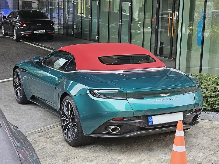 Aston Martin DB11 — fotografía real de referencia 4