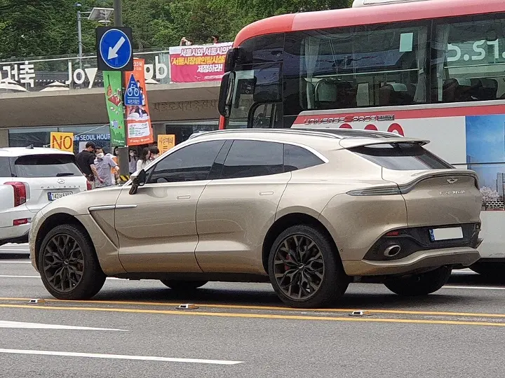 Aston Martin DBX — fotografía real de referencia 4