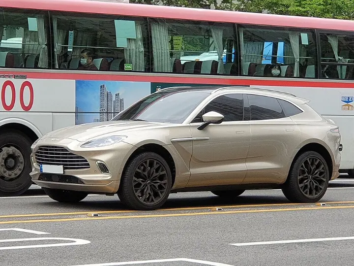 Aston Martin DBX — fotografía real de referencia 1