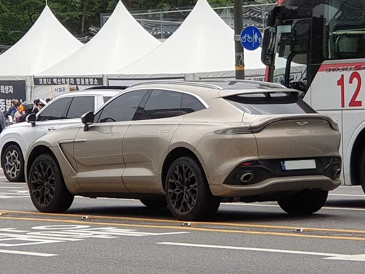 Aston Martin DBX — fotografía real de referencia 5