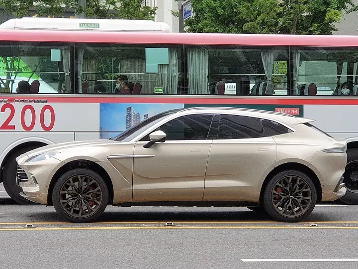 Aston Martin DBX — fotografía real de referencia 2