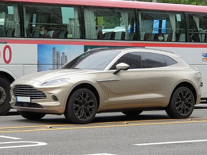 Aston Martin DBX — fotografía real de referencia 6