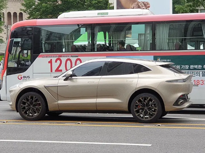 Aston Martin DBX — fotografía real de referencia 3