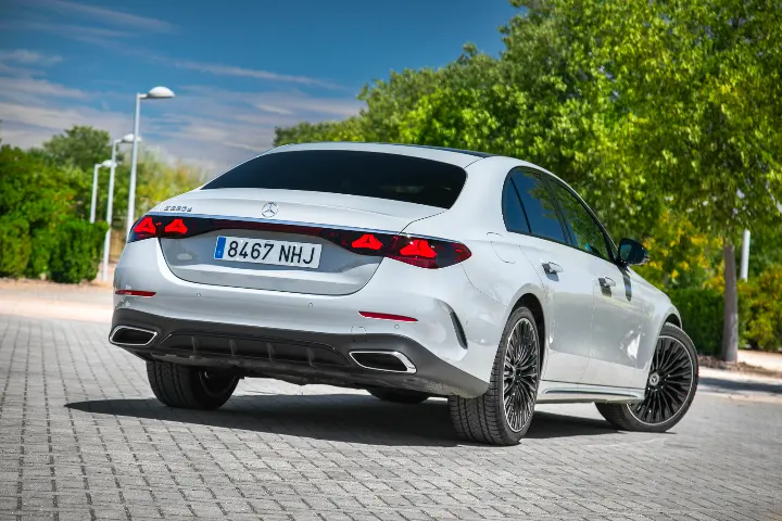 Mercedes-Benz Clase E — fotografía real de la unidad de referencia, vista 4
