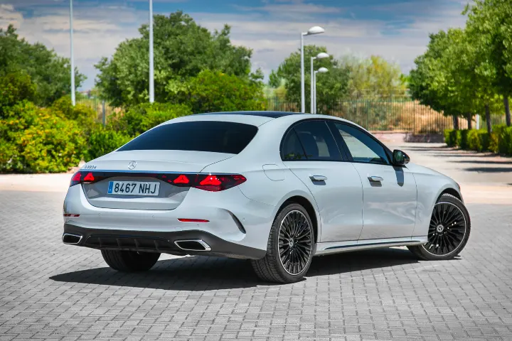 Mercedes-Benz Clase E — fotografía real de la unidad de referencia, vista 3