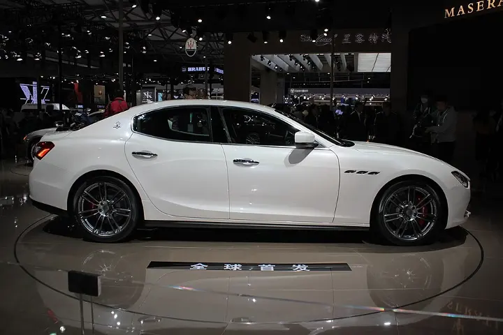 Maserati Ghibli — fotografía real de referencia 2