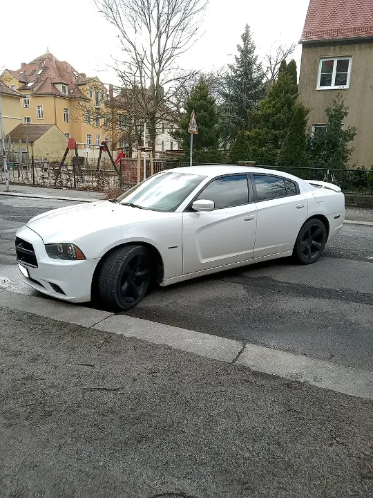 Dodge Charger — fotografía real de referencia 1