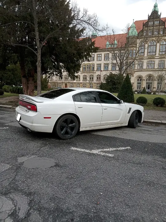 Dodge Charger — fotografía real de referencia 3