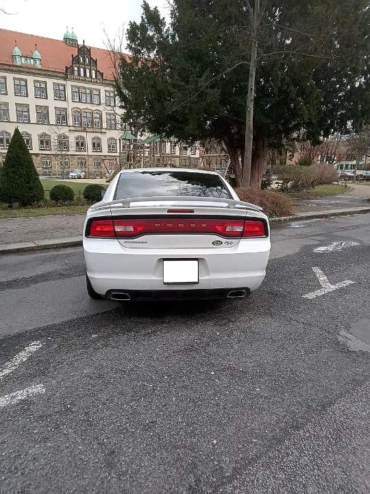 Dodge Charger — fotografía real de referencia 4