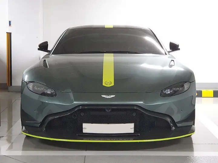 Aston Martin Vantage — fotografía real de referencia 2