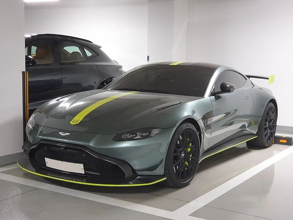 Aston Martin Vantage — fotografía real de referencia 1