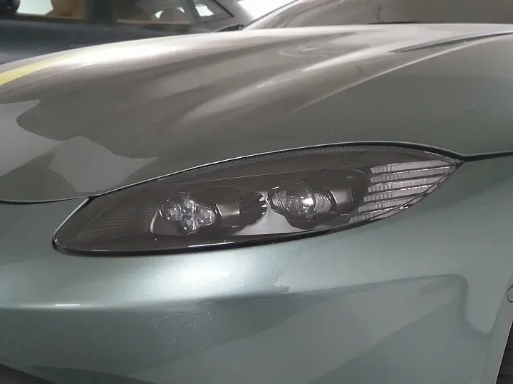 Aston Martin Vantage — fotografía real de referencia 6