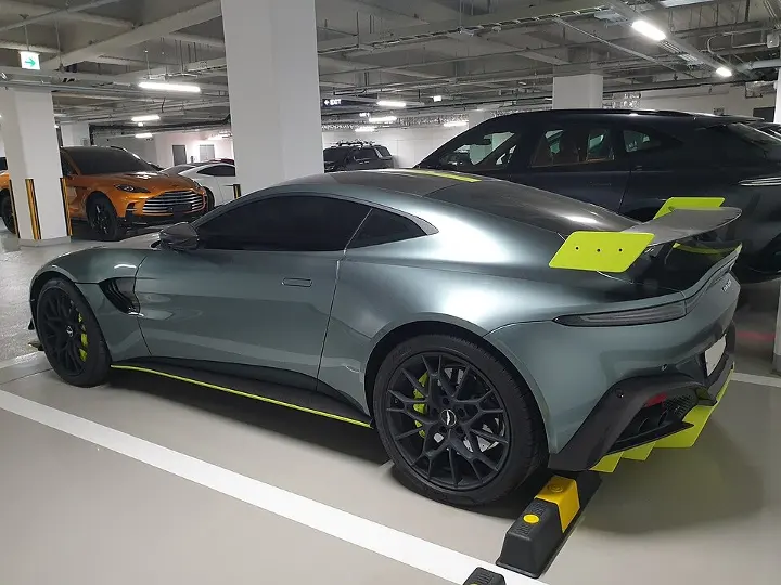 Aston Martin Vantage — fotografía real de referencia 3