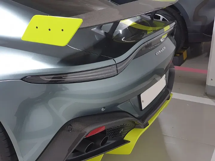 Aston Martin Vantage — fotografía real de referencia 4