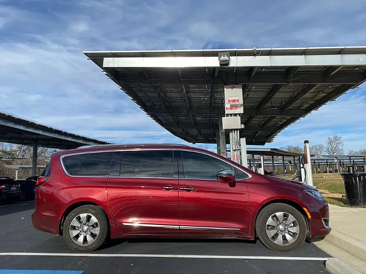 Chrysler Pacifica — fotografía real de referencia 4