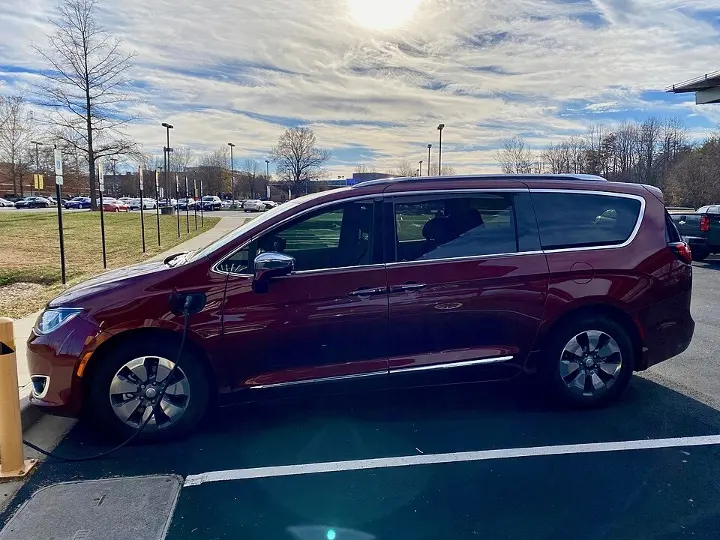 Chrysler Pacifica — fotografía real de referencia 5