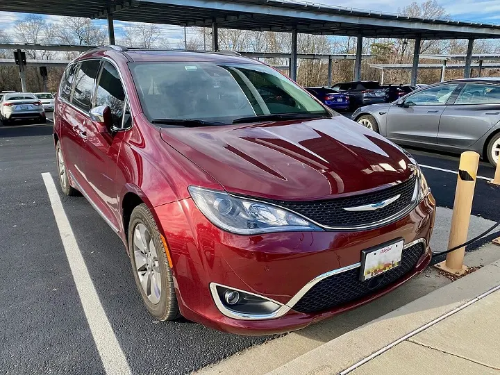 Chrysler Pacifica — fotografía real de referencia 1