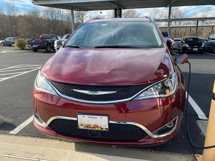 Chrysler Pacifica — fotografía real de referencia 2