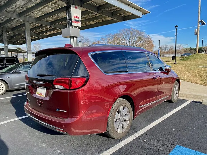 Chrysler Pacifica — fotografía real de referencia 3