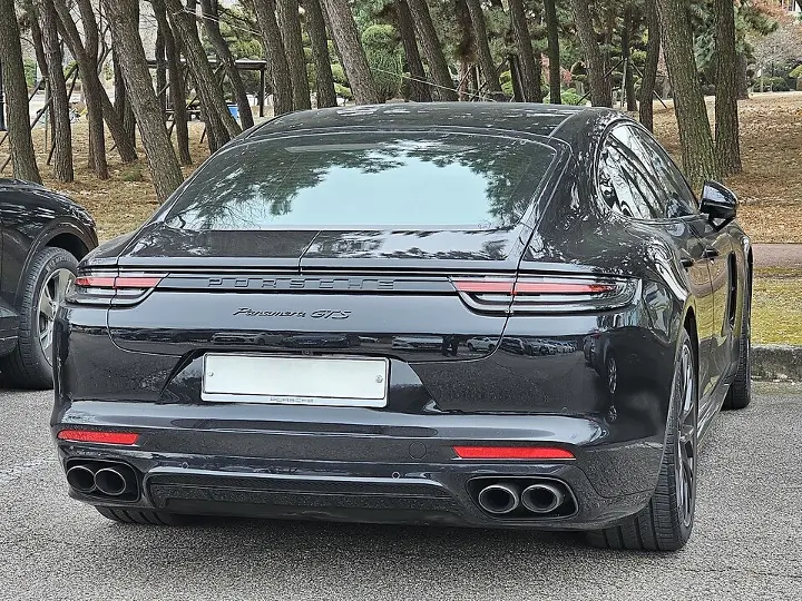 Porsche Panamera — fotografía real de referencia 4