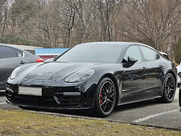 Porsche Panamera — fotografía real de referencia 3