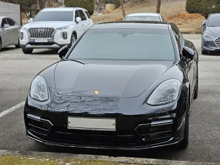 Porsche Panamera — fotografía real de referencia 2