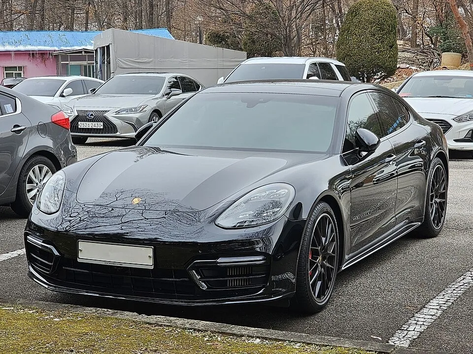 Porsche Panamera — fotografía real de referencia 1