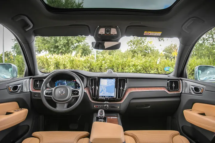 Volvo XC60 — fotografía real de referencia 5