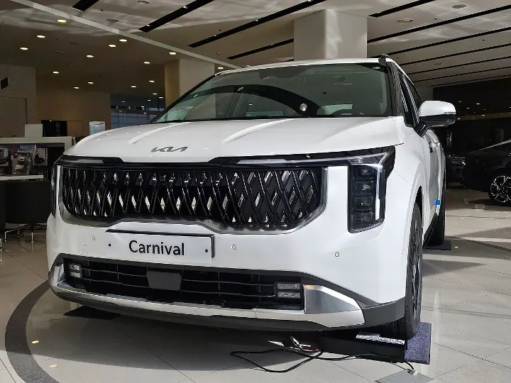Kia Carnival — fotografía real de la unidad de referencia, vista 2