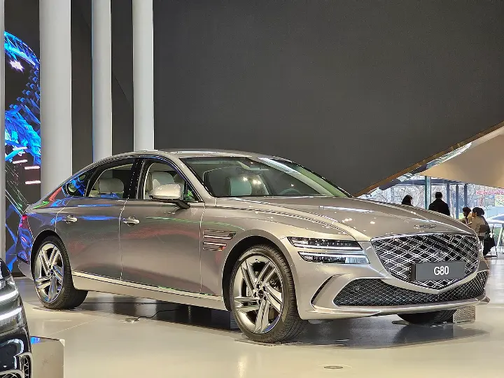 Genesis G80 — fotografía real de la unidad de referencia, vista 2