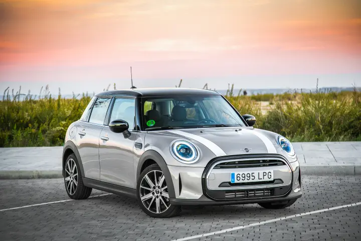 MINI Cooper — fotografía real de la unidad de referencia, vista 1