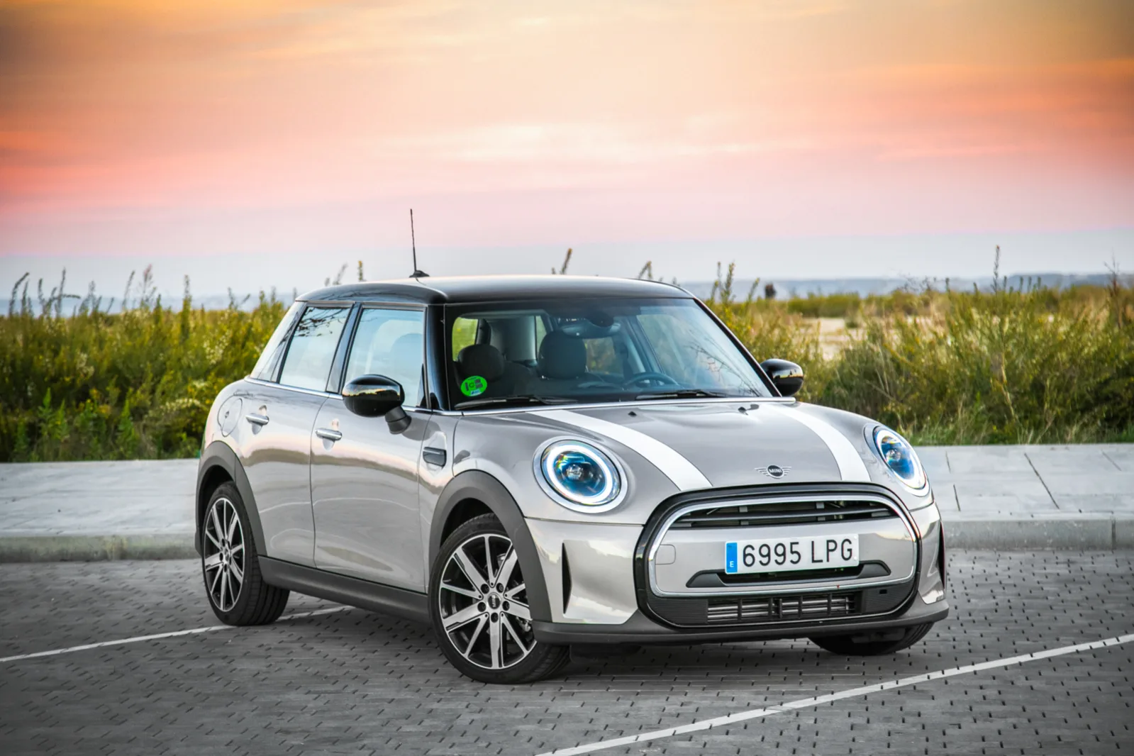 MINI Cooper — fotografía real de la unidad de referencia, vista 1