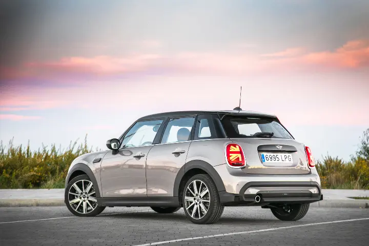 MINI Cooper — fotografía real de la unidad de referencia, vista 3