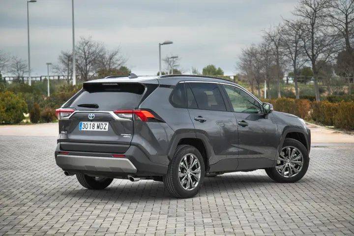 Toyota RAV4 — fotografía real de la unidad de referencia, vista 3